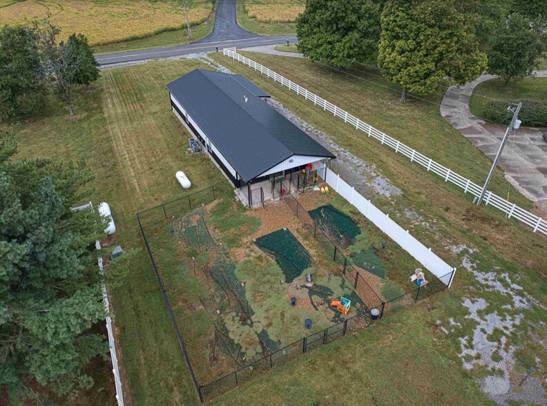 More Photos Of 1601 ST RTE 56E STATE ROUTE 56E, Morganfield Veterinarian Kennel For Sale