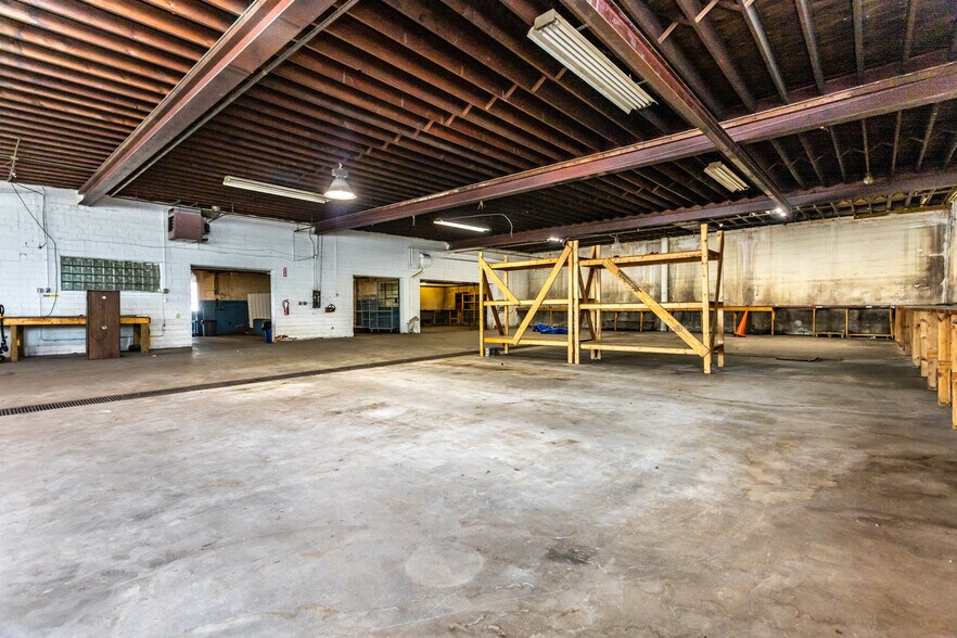 More Photos Of 2726 E Broadway, Alton Flex For Sale