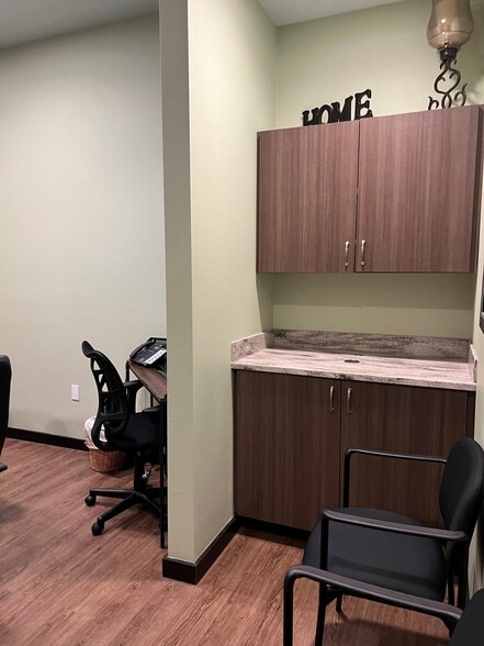 More Photos Of 269 16th St W, Dickinson Freestanding For Lease