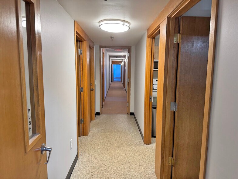 More Photos Of 7675 Highland Rd, Waterford Showroom For Lease