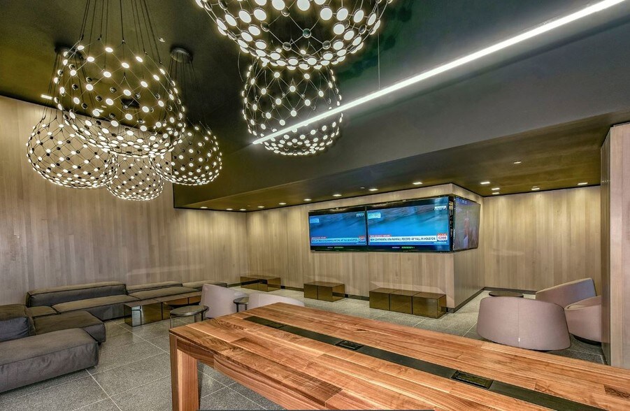 More Photos Of 300 S Riverside Plz, Chicago Office For Lease