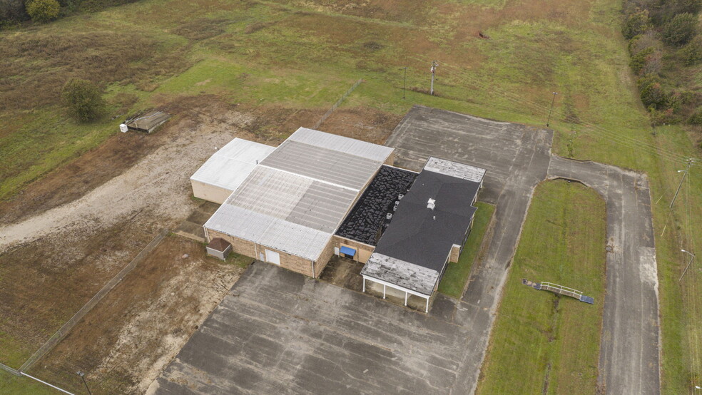 More Photos Of 302 E Happy Valley St, Cave City Light Distribution For Sale