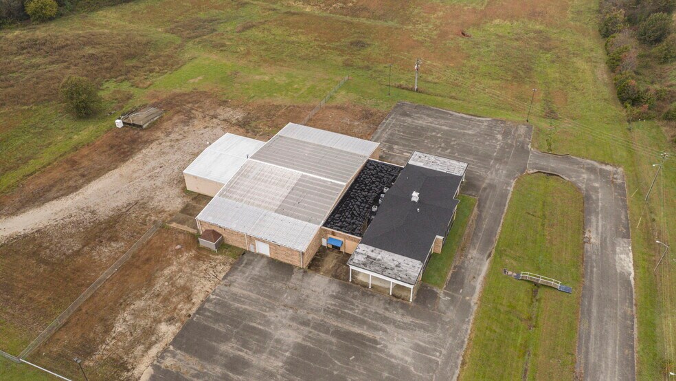 More Photos Of 302 E Happy Valley St, Cave City Light Distribution For Lease