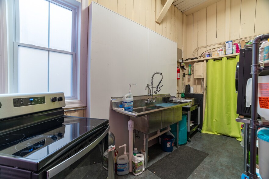 More Photos Of 217 W Main St, Washington General Retail For Sale