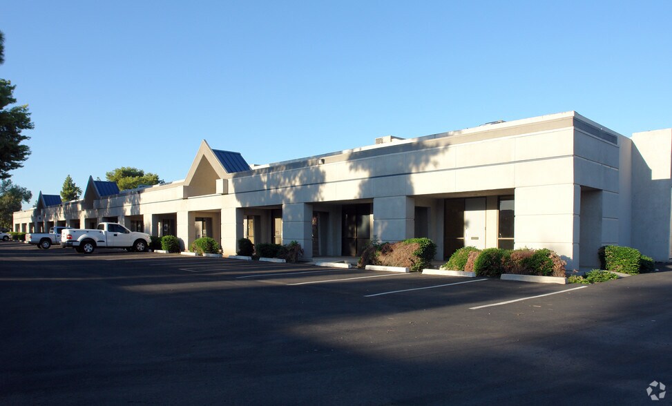 More Photos Of 3020-3048 N 33rd Dr, Phoenix Research And Development For Lease