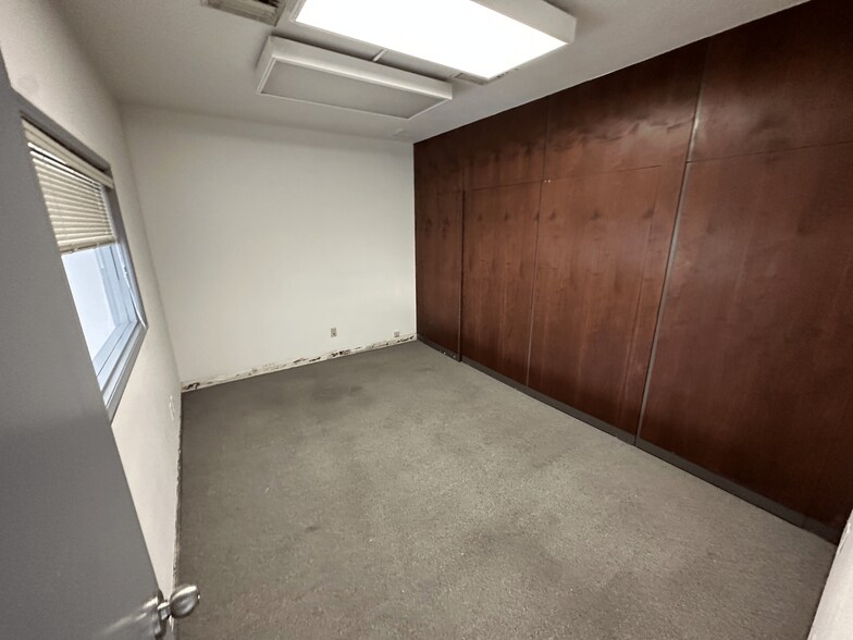 More Photos Of 1011 SE Oak St, Portland Industrial For Sale
