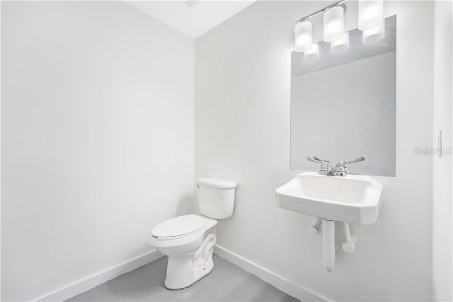 More Photos Of 1313 Edgewater Dr, Orlando Storefront For Lease