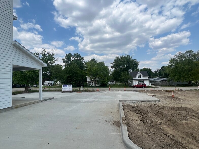 More Photos Of 203 E Oak St, Mahomet Storefront Retail Office For Lease