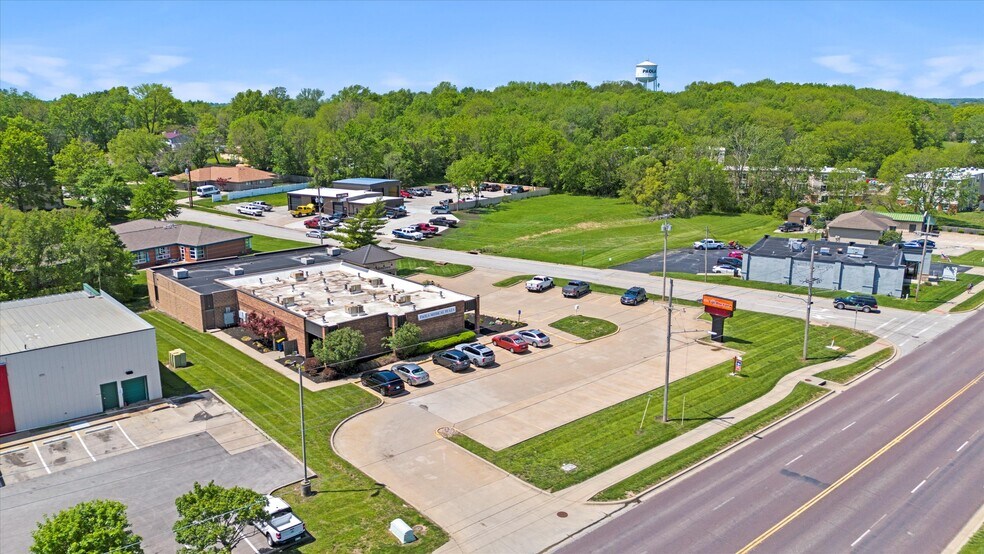 More Photos Of 705 Baptiste Dr, Paola Medical For Lease