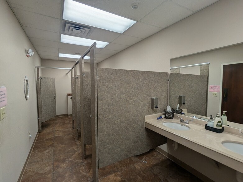 More Photos Of 5315 N Twin City Hwy, Nederland Warehouse For Sale