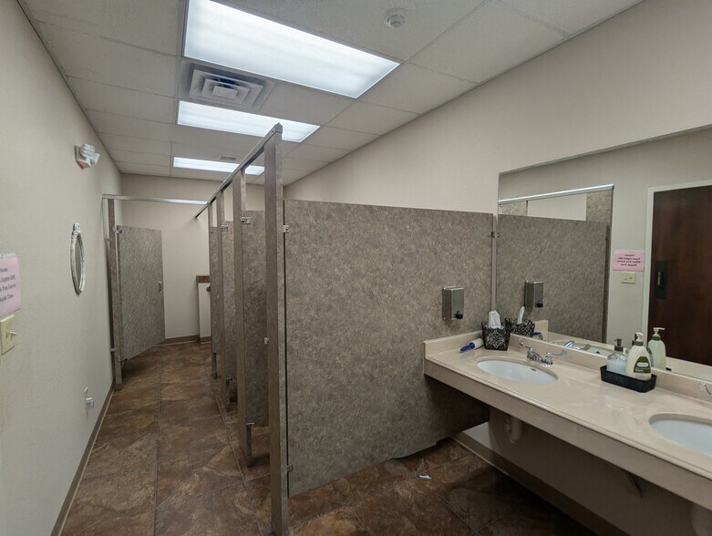 More Photos Of 5315 N Twin City Hwy, Nederland Warehouse For Sale