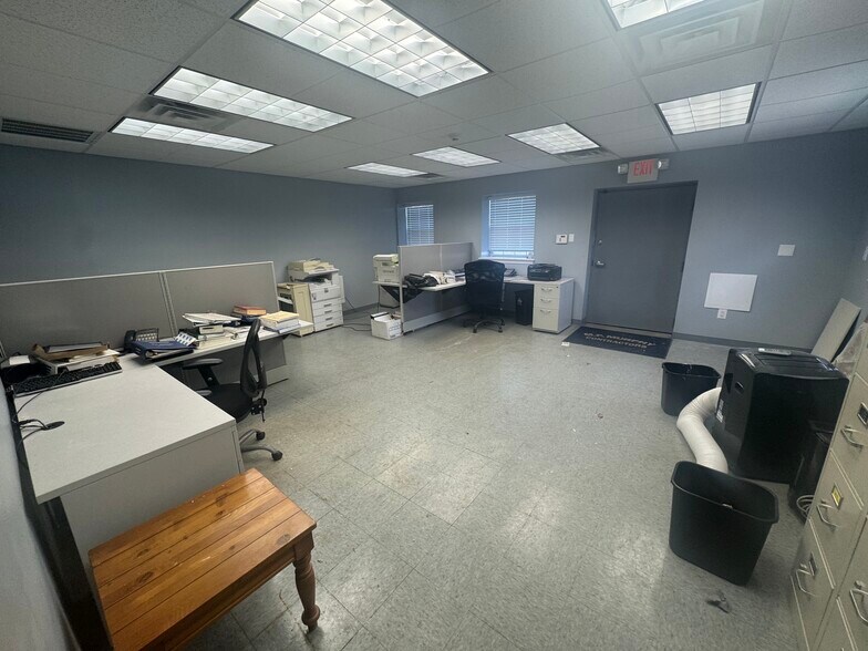 More Photos Of 1626 S Commerce St, Paulsboro Auto Repair For Lease