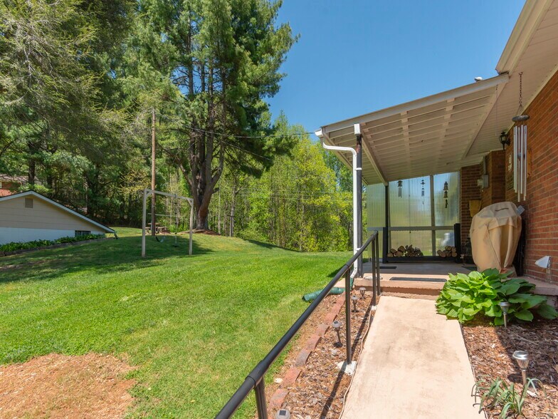 More Photos Of 96 Tower Ln, Waynesville Office For Sale