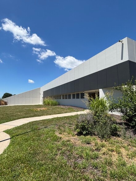 More Photos Of 9000 Old Santa Fe Rd, Kansas City Office For Sale