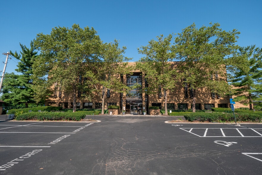 More Photos Of 921 Chatham Ln, Columbus Office For Lease