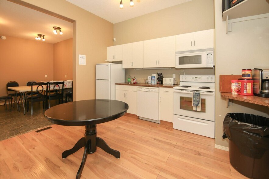 More Photos Of 5209 49A Ave, Bentley Office For Sale
