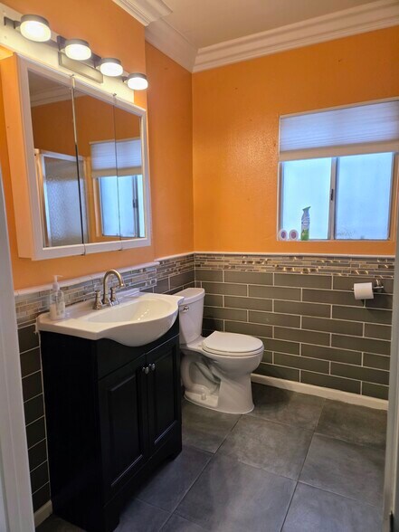 More Photos Of 1810 N Broadway, Santa Ana Medical For Sale