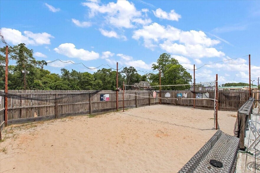 More Photos Of 1507 North St, Nacogdoches Bar For Sale