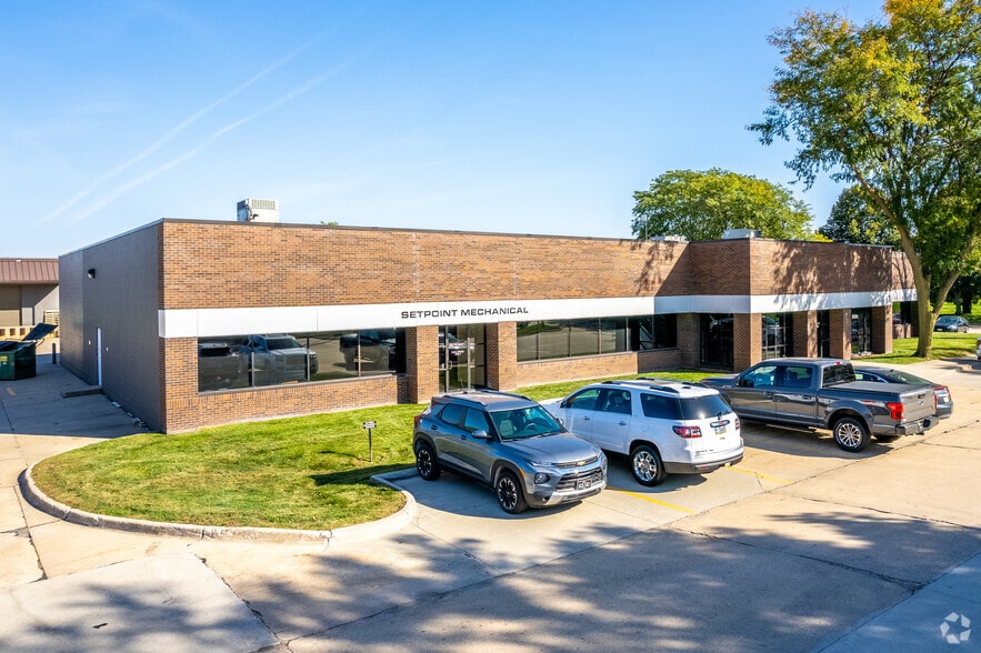 More Photos Of 11201-11243 Aurora Ave, Urbandale Flex For Lease