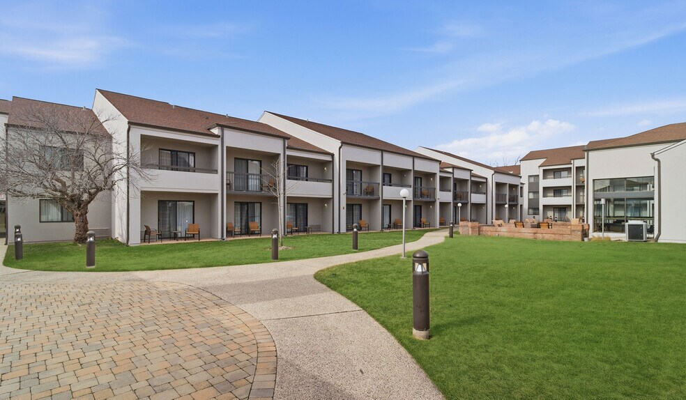 More Photos Of 100 West Algonquin Rd, Arlington Heights Hotel For Sale