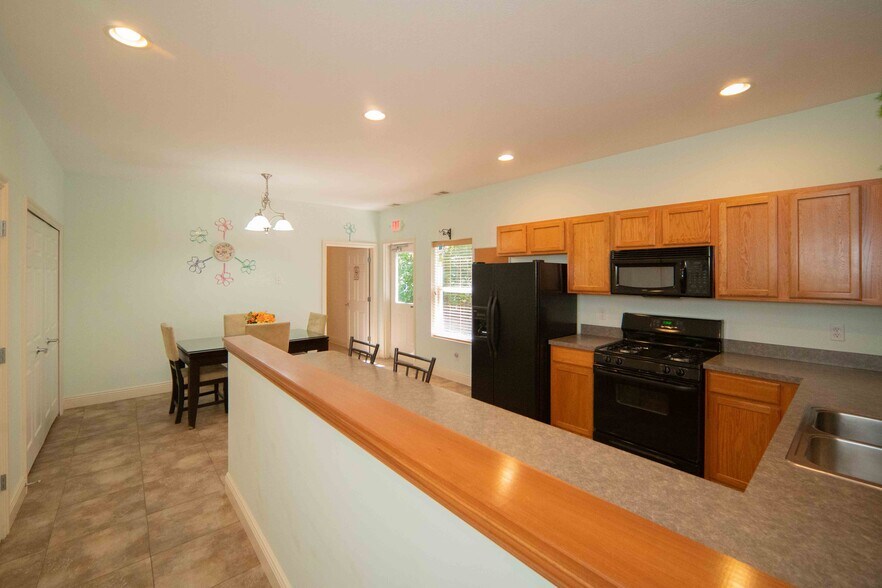 More Photos Of 3375 Blackmore Rd, Perry Light Manufacturing For Sale