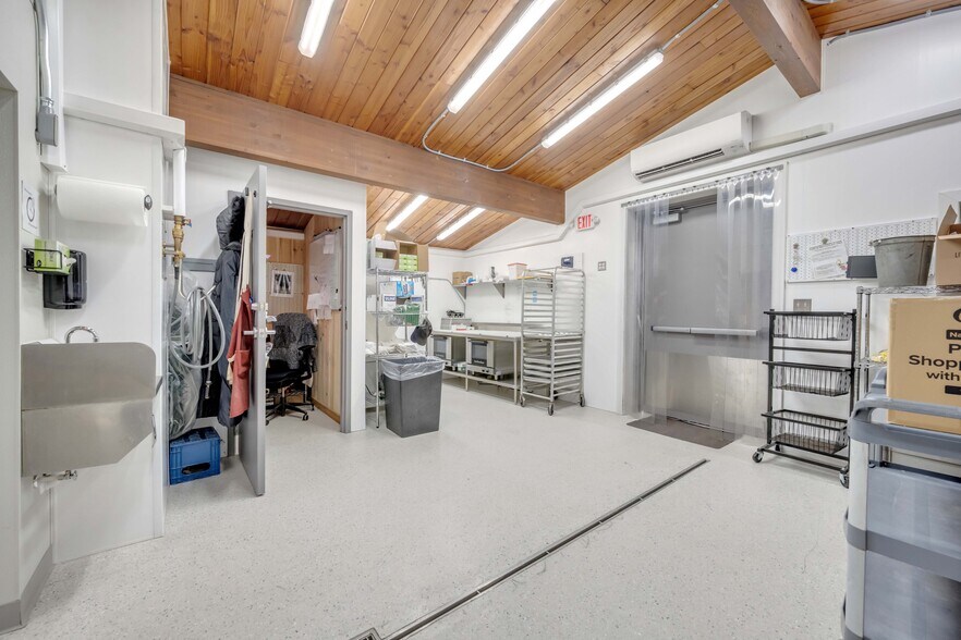 More Photos Of 67 Park Ave, Wind Gap Freestanding For Lease