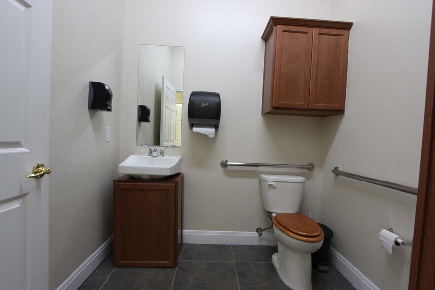 More Photos Of 1311 Chisholm Trl, Round Rock Office For Lease