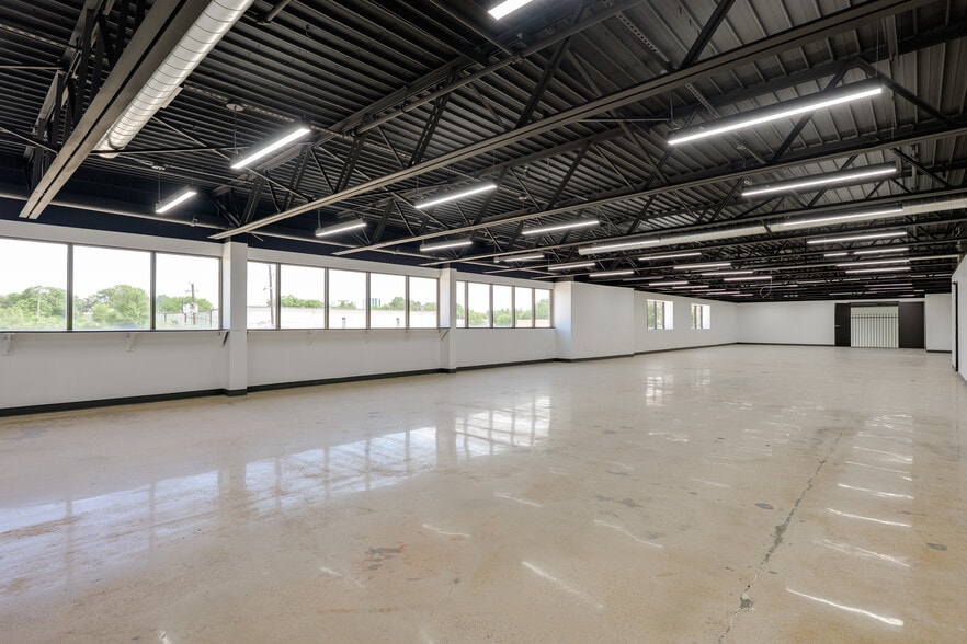 More Photos Of 11245 Indian Trl, Dallas Manufacturing For Lease