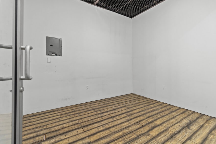 More Photos Of 384 Yonge St, Toronto Apartments For Lease