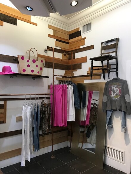 More Photos Of 602-612 S Pineapple Ave, Sarasota Storefront For Lease