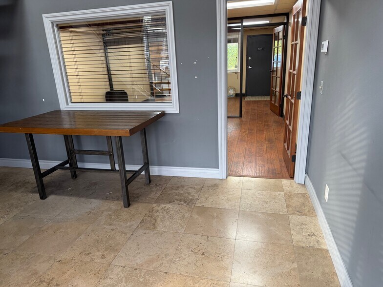 More Photos Of 23291 Ventura Blvd, Woodland Hills Loft Creative Space For Lease