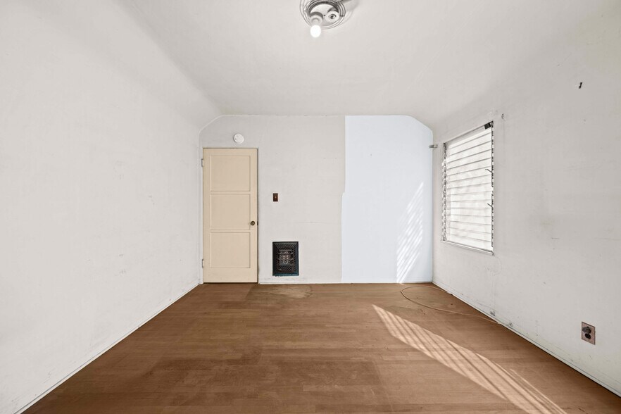 More Photos Of 2106 Valentine St, Los Angeles Apartments For Sale