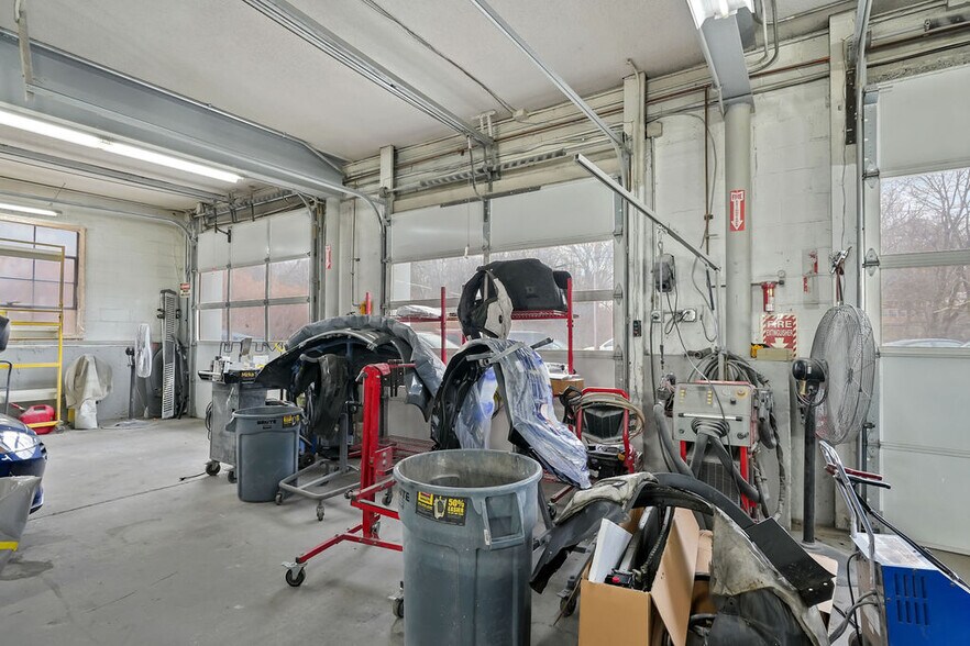 More Photos Of 3 Lower Rd, Lincoln Auto Repair For Sale