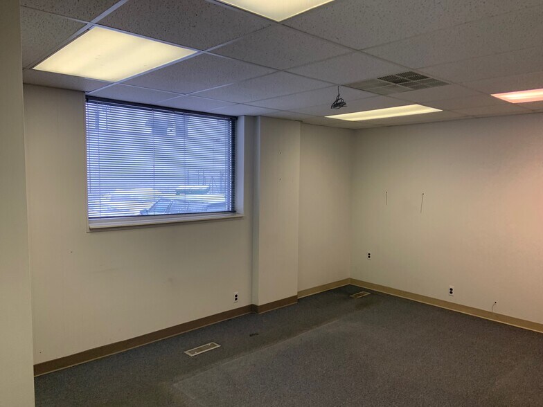 More Photos Of 23999-24001 Telegraph Rd, Southfield Warehouse For Lease