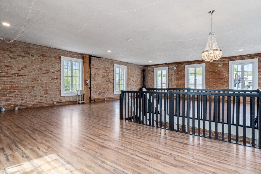 More Photos Of 7-11 E Franklin St, Bellbrook Storefront Retail Office For Lease