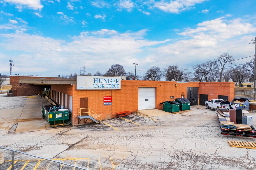 More Photos Of 201 S Hawley Ct, Milwaukee Light Distribution For Sale