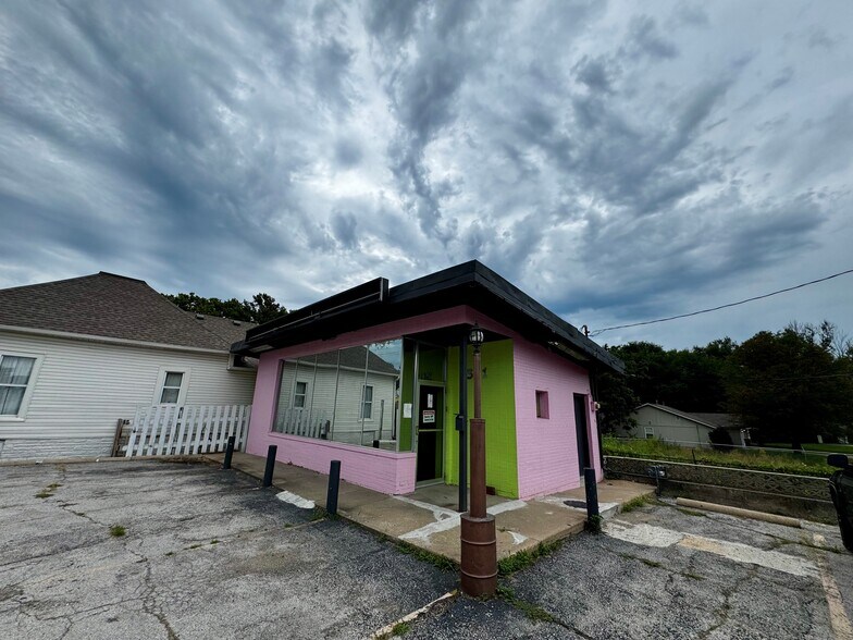More Photos Of 301 E 23rd St S, Independence Office For Sale