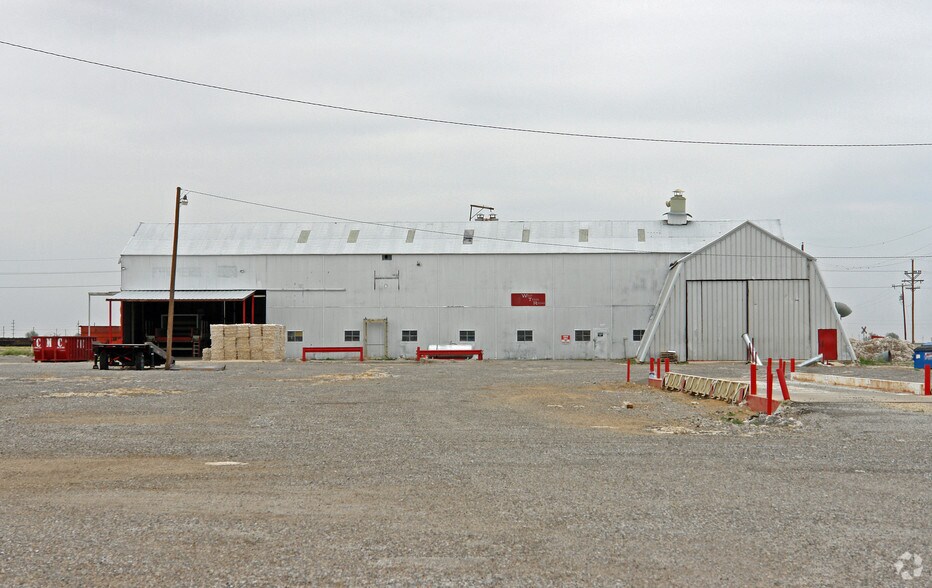 More Photos Of 10809 E US-84, Slaton Distribution For Sale