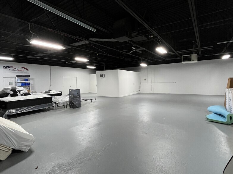 More Photos Of 187-189 W Johnstown Rd, Gahanna Warehouse For Lease