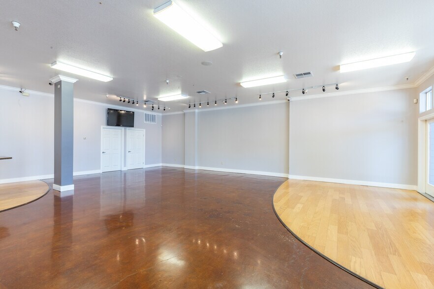 More Photos Of 220 Windsor River Rd, Windsor Apartments For Sale