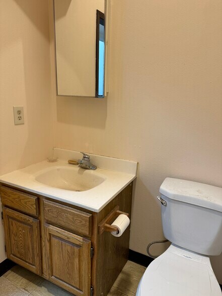 More Photos Of 401 N Willow St, Kenai Light Manufacturing For Lease