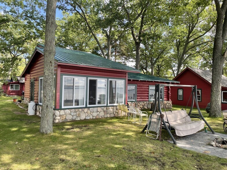 More Photos Of 127 Oneida Dr, Houghton Lake Hotel For Sale
