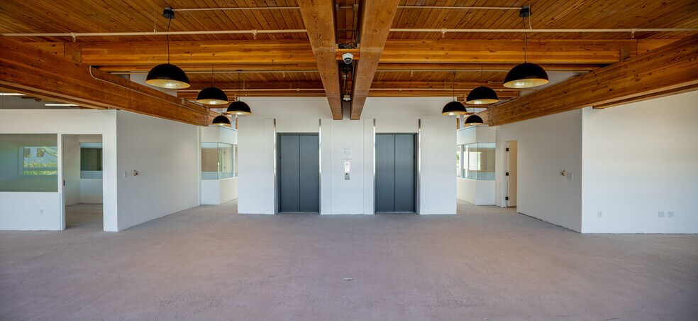 More Photos Of 4444 W Lakeside Dr, Burbank Office For Lease