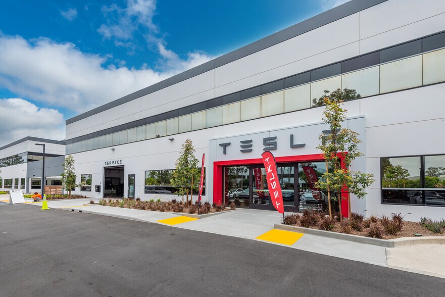 Primary Photo Of 2000 Corporate Center Dr, Thousand Oaks Service For Sale