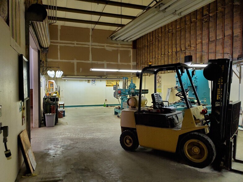 More Photos Of 330 1st St, Exeter Warehouse For Lease