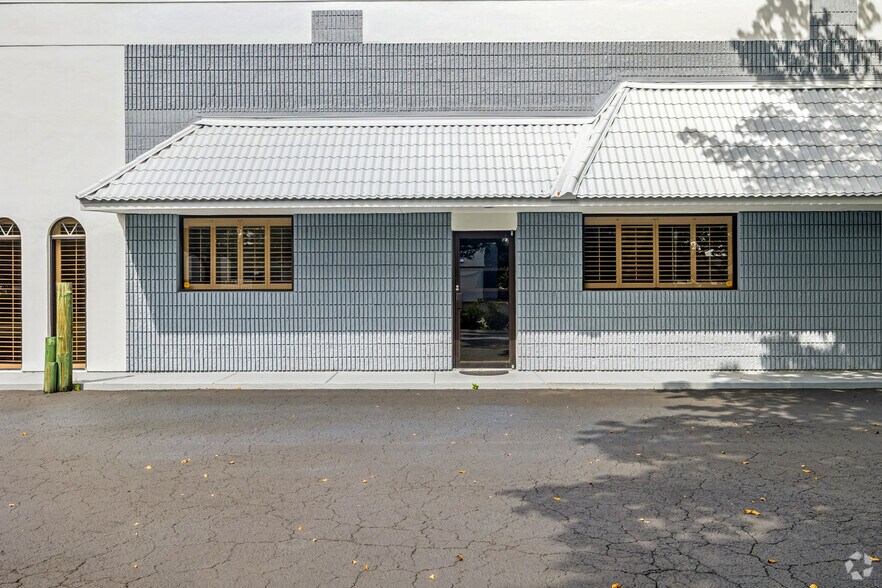 More Photos Of 4408 Corporate Sq, Naples Manufacturing For Sale