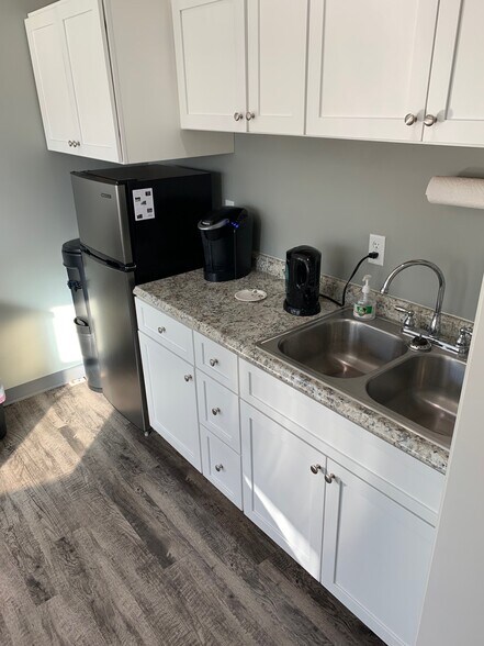 More Photos Of 1419 E Market St, New Albany Light Distribution For Lease