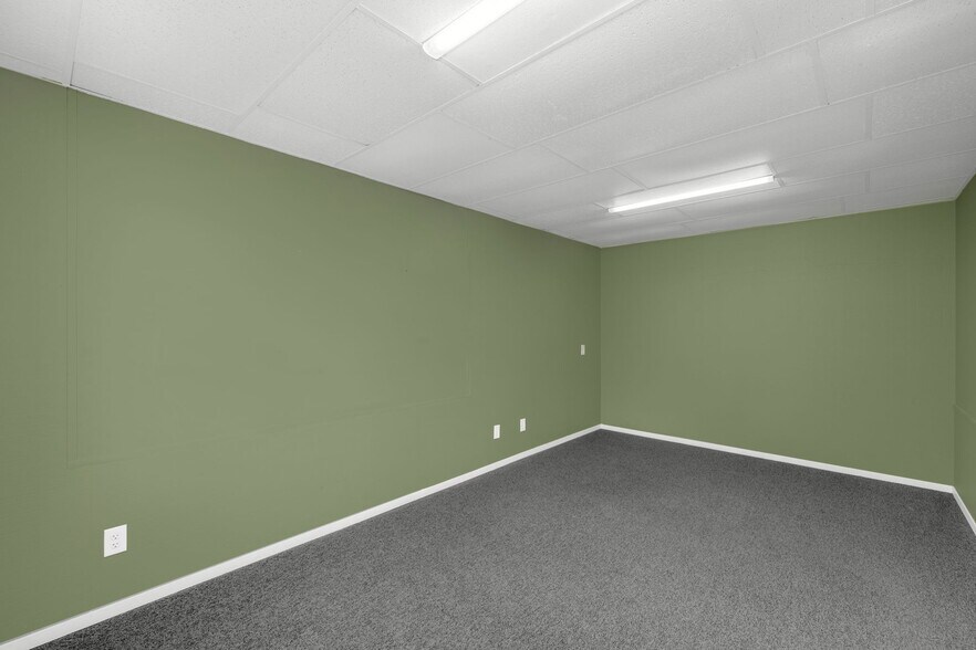 More Photos Of 7025-7027 SW Macadam Ave, Portland Warehouse For Lease
