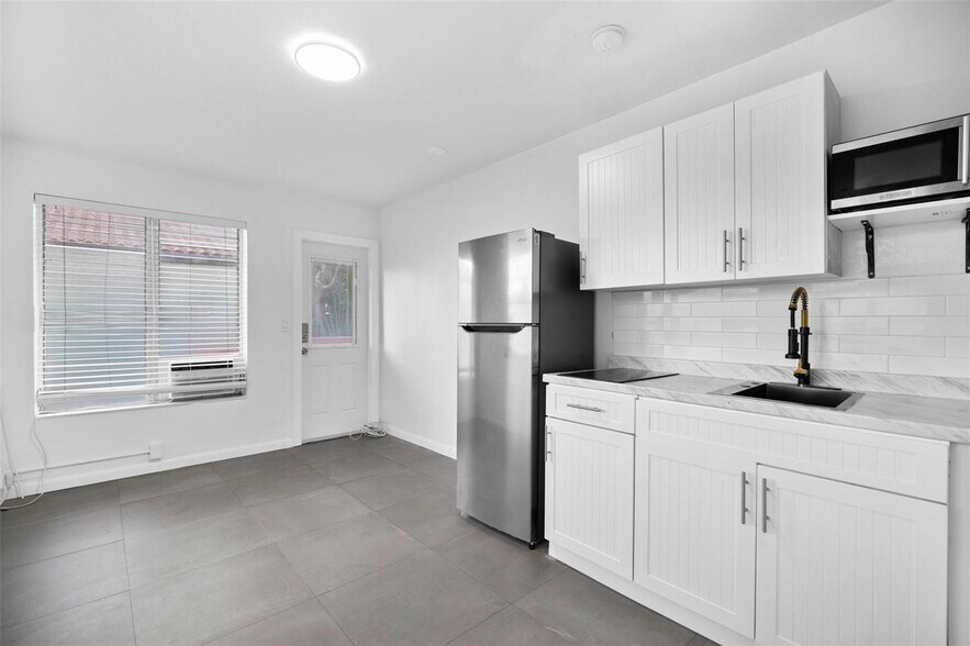 More Photos Of 2822 Pine Tree Dr, Miami Beach Apartments For Sale