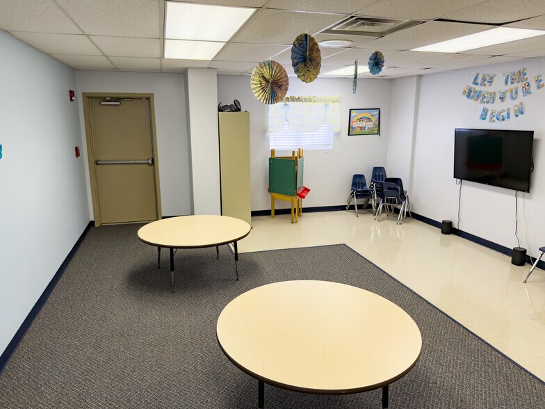 More Photos Of 634 Main St, Forest Park Flex For Sale